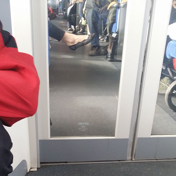 Czytelnik: Młode panie spały, a starsi pasażerowie stali na korytarzu! Tak wyglądała podróż pasażerów pociągu relacji Świnoujście- Poznań!