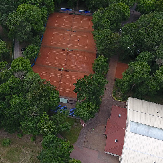 Ani zarządca kortów, ani magistrat nie wyjaśniają, czy piwo na korcie jest zakazane