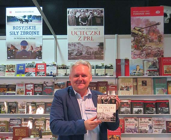 Cezary ak czyta ksik Jarosawa Molendy! „Ucieczki z PRL” w Polskim Radio Szczecin od dzisiaj