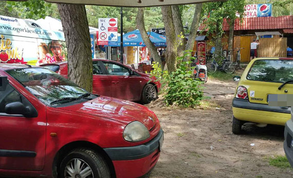 Mieszkaniec: Z wydm zrobili sobie parking. Gdzie jest straż miejska?