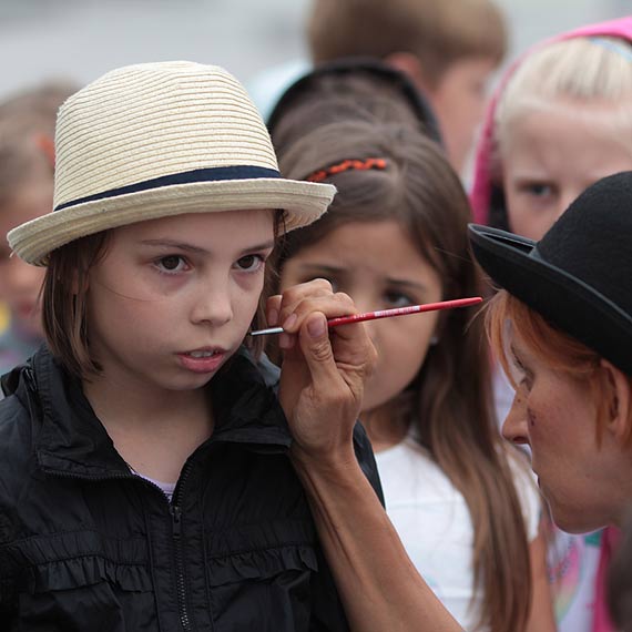 Te dzieci po raz pierwszy w ¿yciu zagra³y w prawdziwej orkiestrze!
