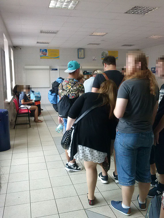 Turystka: eby w takim kurorcie w sezonie bya otwarta tylko jedna kasa biletowa to ju szczyt! 