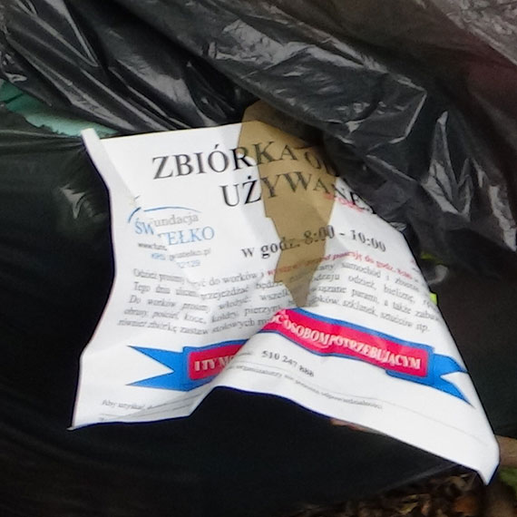 Mieszkaniec: W parku Zdrojowym odzież używana za darmo! To po wizycie cudotwórcy Ryszarda P.?