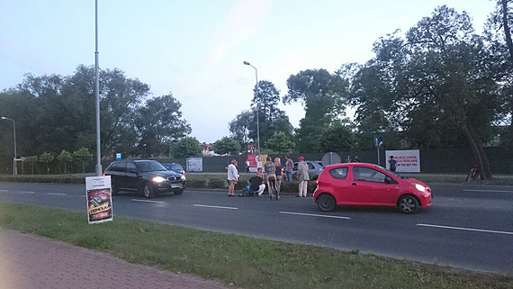 Leżał na ulicy, mijały go samochody, nikt nie reagował. Pijanemu się nie pomaga?