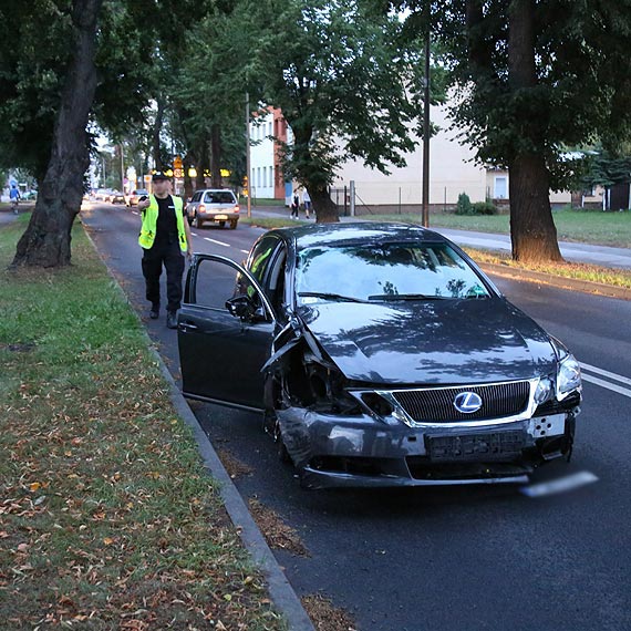 Wjechał w mercedesa i uciekając prawie zabił kobietę z dzieckiem. Kierowca pod wpływem został zatrzymany dopiero przez przechodniów!