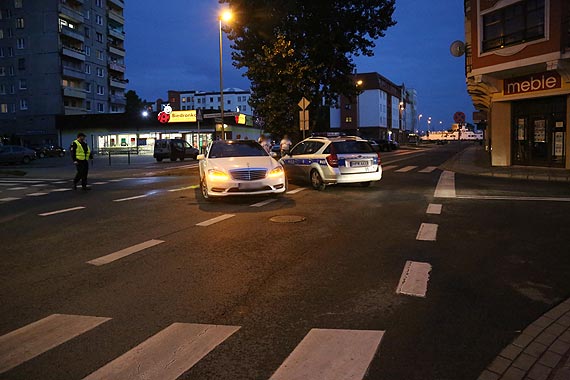 Wjechał w mercedesa i uciekając prawie zabił kobietę z dzieckiem. Kierowca pod wpływem został zatrzymany dopiero przez przechodniów!