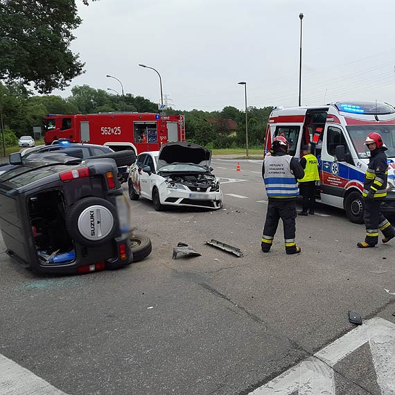 Suzuki wyjecha³o wprost pod jad±cego do ¦winouj¶cia seata! Dwie osoby zosta³y zabrane do szpitala