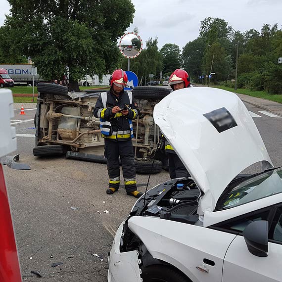 Suzuki wyjecha³o wprost pod jad±cego do ¦winouj¶cia seata! Dwie osoby zosta³y zabrane do szpitala
