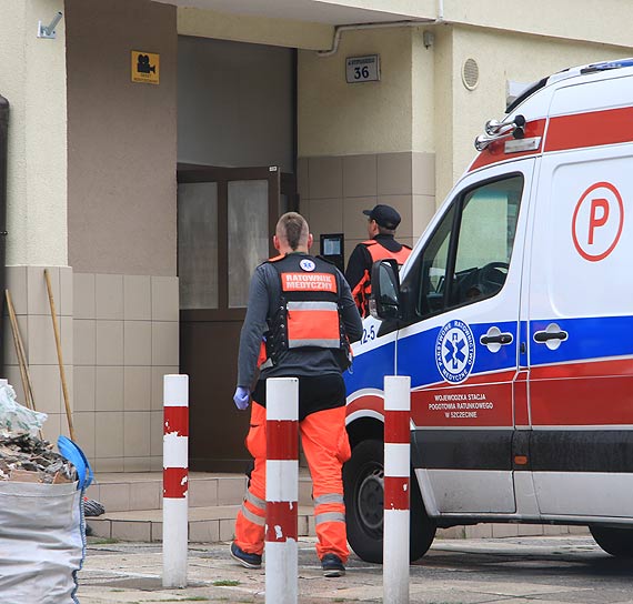 Mczyzna w rednim wieku prawdopodobnie spad ze schodw. Twierdzi, e ucieka przed noownikiem!