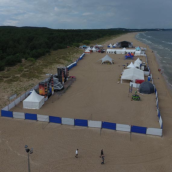 Festiwal muzyki elektronicznej tuż przy polskiej granicy nie pozwala spać mieszkańcom. Polska policja ma związane ręce
