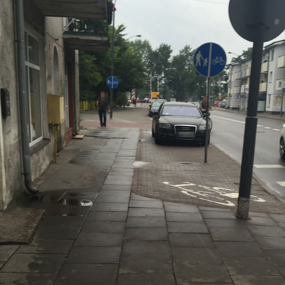 Zrobił sobie ze ścieżki rowerowej parking. Mistrz parkowania na Warszowie