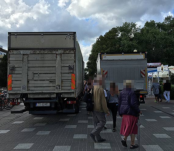 Turysta: Jeszcze pasy tu namalujcie i bramki postawcie z fotoradarami... Co na promenadzie robią ciężarówki?!
