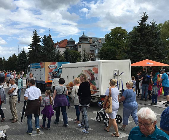 Turysta: Jeszcze pasy tu namalujcie i bramki postawcie z fotoradarami... Co na promenadzie robią ciężarówki?!