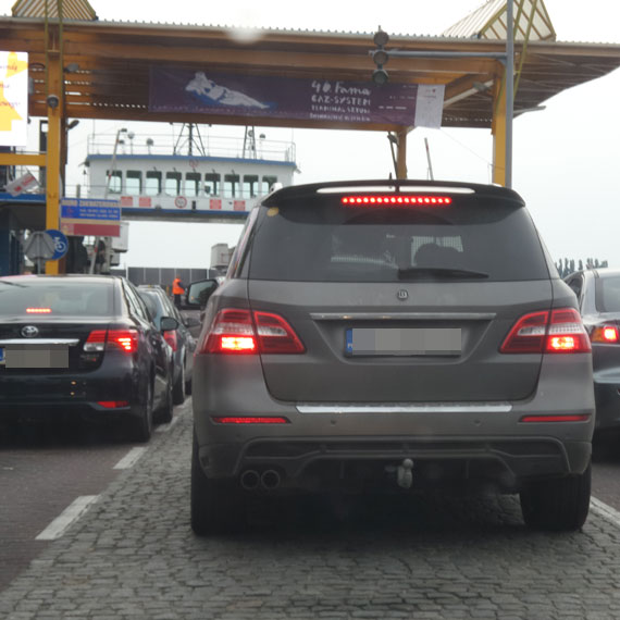 Mieszkaniec: Kierowca mercedesa bezczelnie wepchnął się w kolejkę na prom! Co zrobić z chamstwem kierowców?