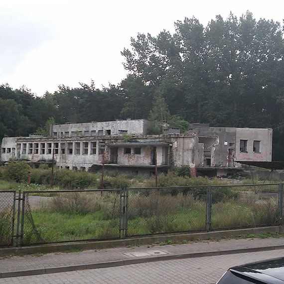 Rozpadająca się ruina nie należy do miasta. Jest własnością spółdzielni