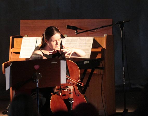 Opia Ensemble czyli fortepian z wiolonczelą w starej hali