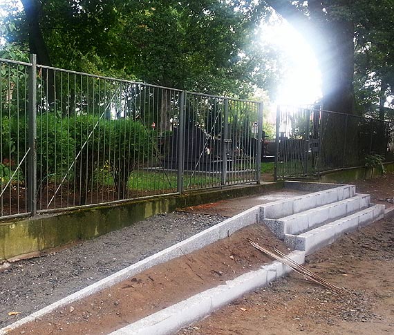 Prace na cmentarzach. Nowe alejki, schody i podjazd dla wózków