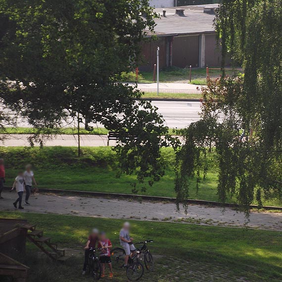 Niedzielne igraszki - chłopcy dla rozrywki bawią się w tłuczenie szkła, a Europa popada w ruinę