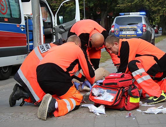Rowerzystka zasłabła i przewróciła się na chodnik. Okazało się, że ma otwarte złamanie kostki