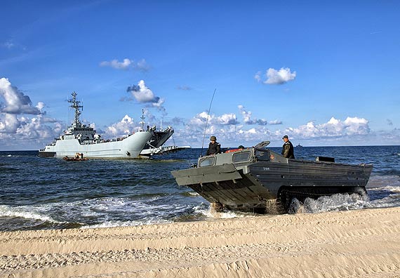 Transportery samobieżne wjechały na plażę! Spokojnie, to tylko ćwiczenia 8 FOW