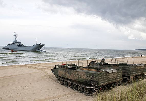 Transportery samobieżne wjechały na plażę! Spokojnie, to tylko ćwiczenia 8 FOW