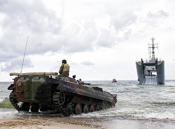 Transportery samobieżne wjechały na plażę! Spokojnie, to tylko ćwiczenia 8 FOW