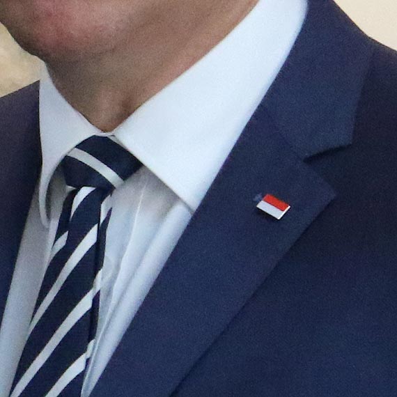 Czerwono-biaa flaga na garniturze marszaka Sejmu?