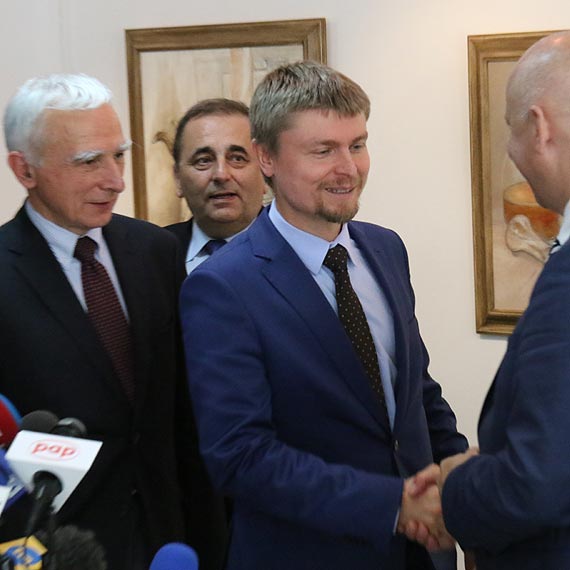 Czerwono-biaa flaga na garniturze marszaka Sejmu?