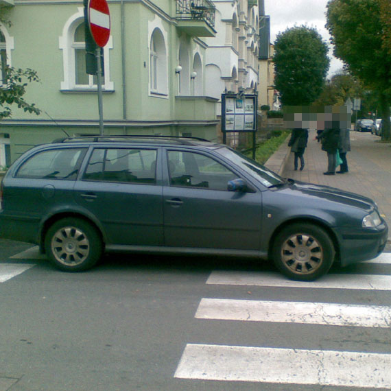 Ale że jakie pasy?...Przecież ja tu parkuję! Król szos w akcji!