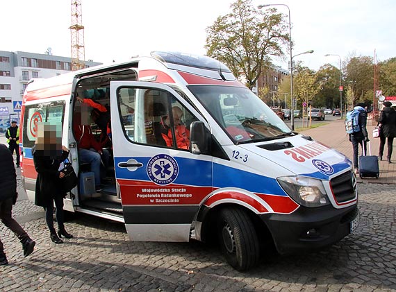 Chłopczyk wbiegł na pasy przy Wojska Polskiego, cudem unikając potrącenia, uderzył głową w karoserię jadącego samochodu