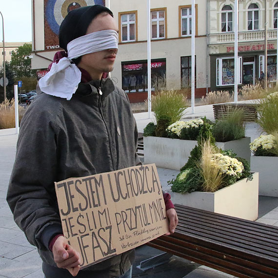 Uchodcy przebywajcy w Niemczech, zrobili akcj w winoujciu - Jestem uchodc, jeli mi ufasz, przytul mnie. Zobacz film!