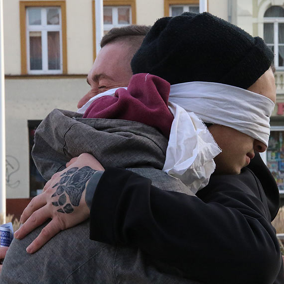 Uchodcy przebywajcy w Niemczech, zrobili akcj w winoujciu - Jestem uchodc, jeli mi ufasz, przytul mnie. Zobacz film!