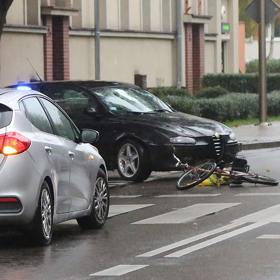 Samochód potrącił rowerzystę. Z samochodu odpadła tablica rejestracyjna