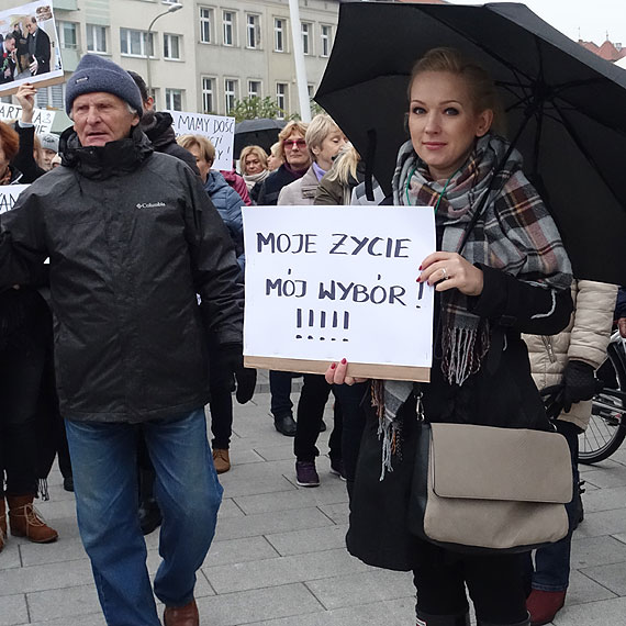 Po raz drugi winoujcianki wyszy na ulic. Marsz w obronie praw kobiet runda druga: Martwa mama nie przytuli! Zobacz film!