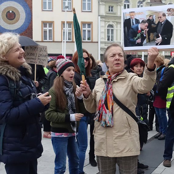 Po raz drugi winoujcianki wyszy na ulic. Marsz w obronie praw kobiet runda druga: Martwa mama nie przytuli! Zobacz film!