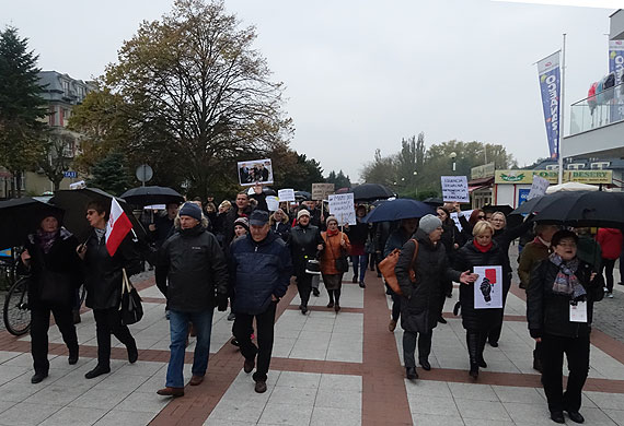 Po raz drugi winoujcianki wyszy na ulic. Marsz w obronie praw kobiet runda druga: Martwa mama nie przytuli! Zobacz film!