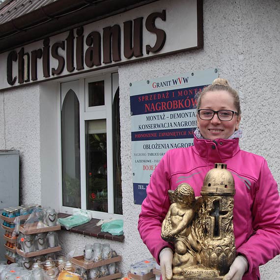 Mimo fatalnej pogody świnoujścianie wyruszyli po zakupy przed Dniem Wszystkich Świętych. Bogata oferta stoisk przed cmentarzem