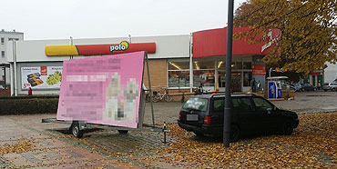 Turysta: Może ktoś zainteresuje się tym reklamowym potworkiem? Dobre pół roku niszczeje i zajmuje pas drogowy