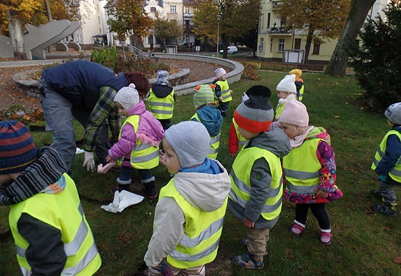 Krasnale ze Żłobka Miejskiego sadziły krokusy w parku Chopina