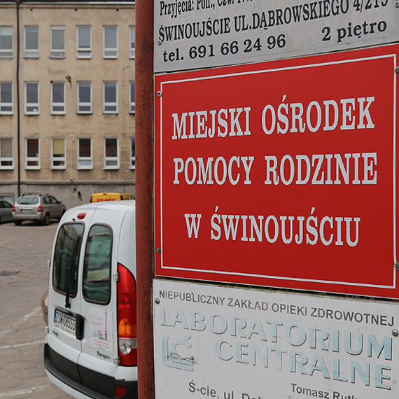 Powiedz o tym mamie, babci sąsiadce. Pracownicy MOPR muszą pokazać legitymację lub identyfikator