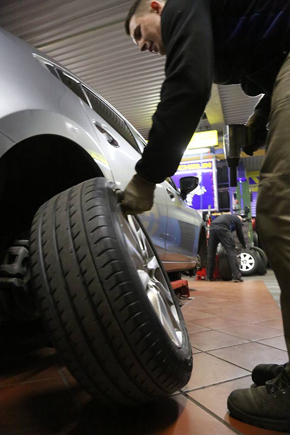 Zobacz, dlaczego warto wymienić opony przed zimą, to może uratować Ciebie i twoich bliskich