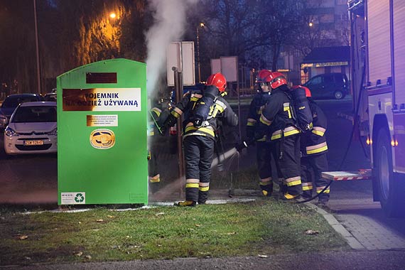 Płonął kontener przy budynku ulicy Kołłątaja 1. Pojemniki na używaną odzież straszą na osiedlach