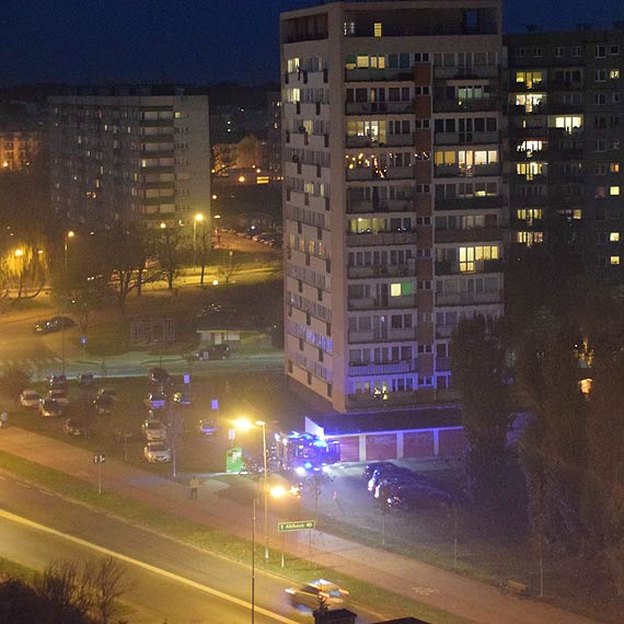 Płonął kontener przy budynku ulicy Kołłątaja 1. Pojemniki na używaną odzież straszą na osiedlach