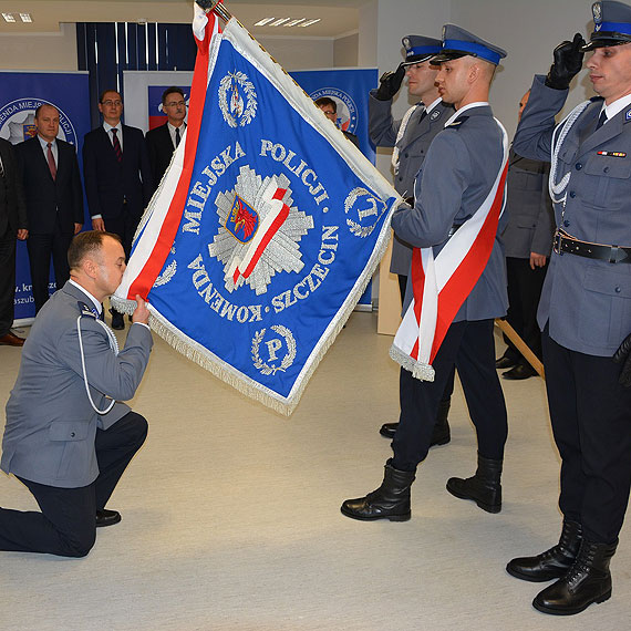 Przywitanie ze sztandarem nowego szefa szczeciskiej policji