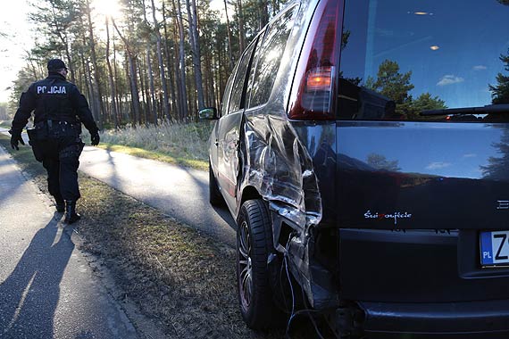 Nadmierna prędkość i brawura kontra słynny zakręt przy oczyszczalni. Sprawcy kolizji zbiegli