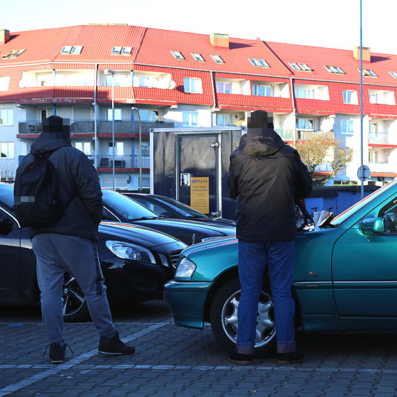 Czytelnik ostrzega! Nie kupujcie nic u tych mężczyzn! Sprzedają lewe perfumy!