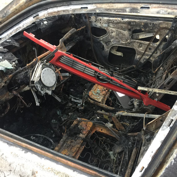 Porzucony koło cmentarza opel spłonął