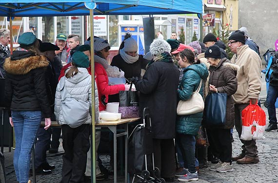 Aby w nadchodzące święta nikt nie był głodny... Ludzie o wielkim sercu rozdali ponad 4000 pierogów, 250 litrów barszczu i dziesiątki kilogramów kapusty!