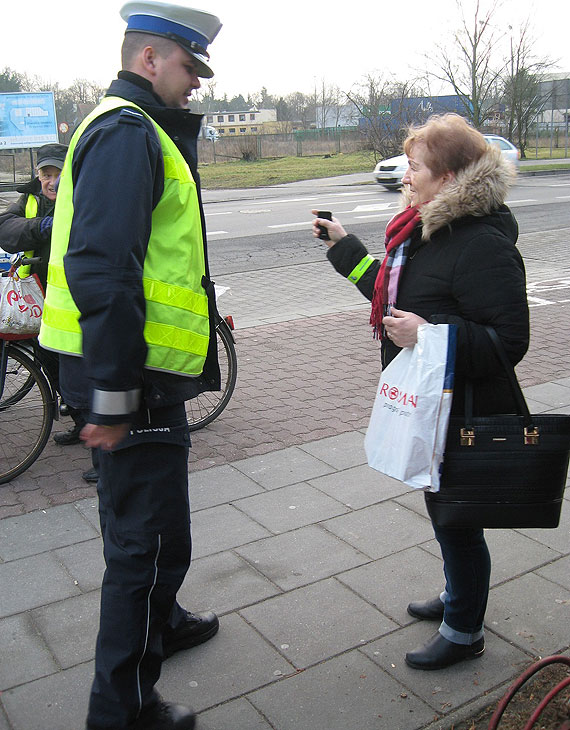 Policjanci rozdawali pieszym i rowerzystom odblaskowe prezenty