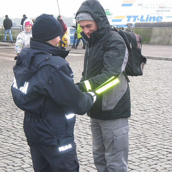 Policjanci rozdawali pieszym i rowerzystom odblaskowe prezenty